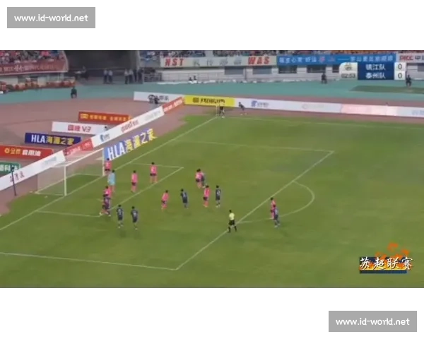 苏超争议一幕！泰州 5 号恶意踹人染红，裁判判罚引球迷集体声讨